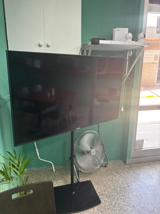 Televisor Negro con soporte