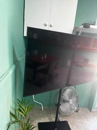 Televisor Negro con soporte