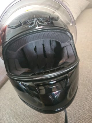 Casco de moto Shoei negro con diseño