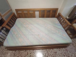Sofá cama de madera de pino y tela. Somier láminas
