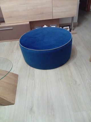 Puf azul de terciopelo