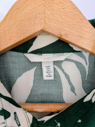 Vestido H&M verde estampado hojas talla S