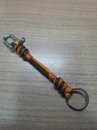 LLAVERO ARTESANAL HILO CON GRILLETE
