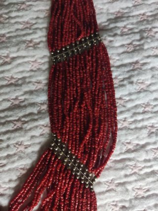 Collar de abalorios rojo y plateado