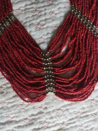 Collar de abalorios rojo y plateado
