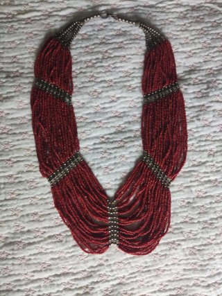 Collar de abalorios rojo y plateado