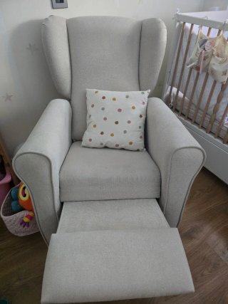 Sillón de tela beige reclinable