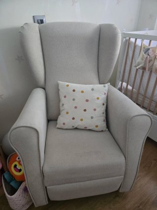 Sillón de tela beige reclinable
