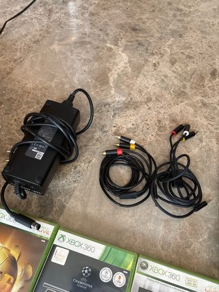 Xbox 360 250GB en buen estado con 8 juegos