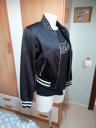 Cazadora Guess university + regalo