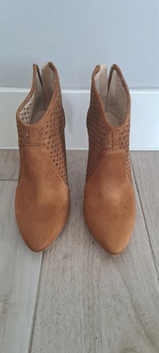 Botines de tacón de ante.7 euros cada par