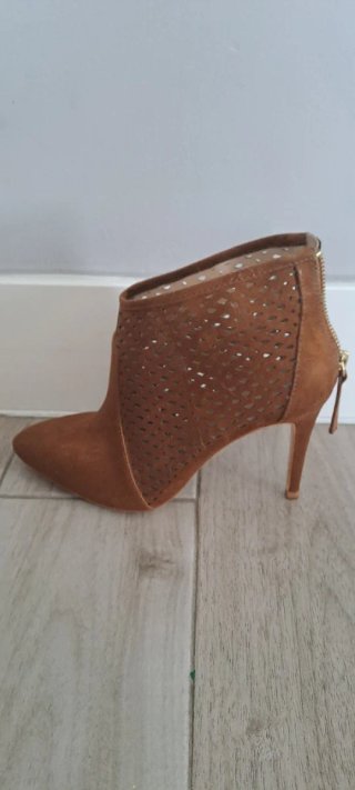 Botines de tacón de ante.7 euros cada par