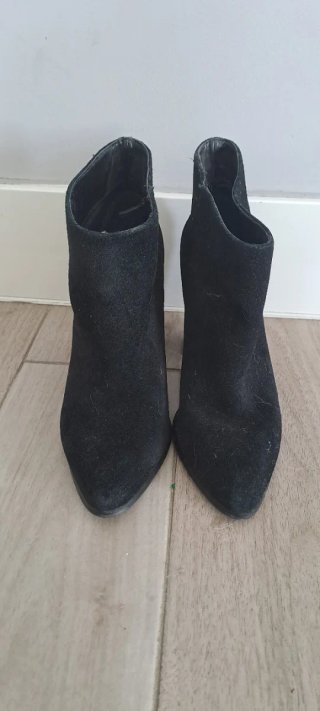 Botines de tacón de ante.7 euros cada par