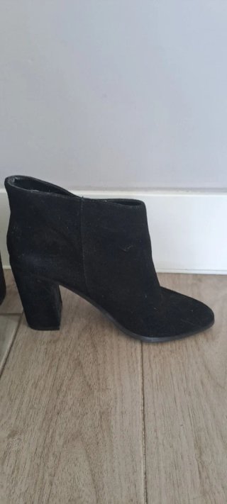 Botines de tacón de ante.7 euros cada par