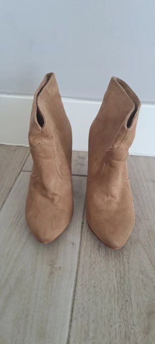 Botines de tacón de ante.7 euros cada par