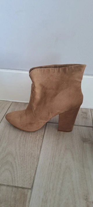 Botines de tacón de ante.7 euros cada par