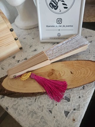 Abanico de encaje blanco con detalle rosa