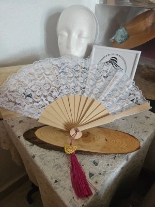 Abanico de encaje blanco con detalle rosa
