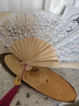 Abanico de encaje blanco con detalle rosa
