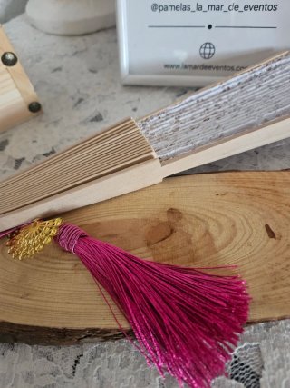 Abanico de encaje blanco con detalle rosa