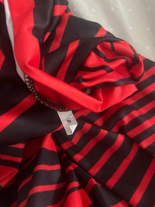 Vestido negro y rojo con estampado geométrico