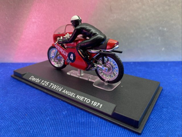 LOVELY HOT WHEEL MOTO DERBI 125 TWIN NIETO 1:43