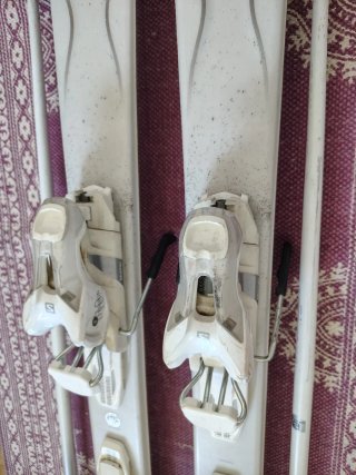 Esquís Salomon 151cm con bastones 110cm.
