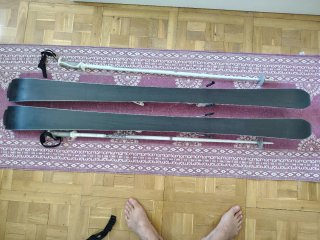 Esquís Salomon 151cm con bastones 110cm.