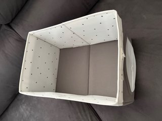 Caja de almacenaje plegable gris y blanca
