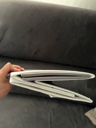 Caja de almacenaje plegable gris y blanca