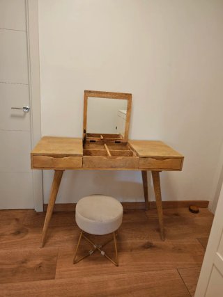 Tocador de madera con espejo y taburete