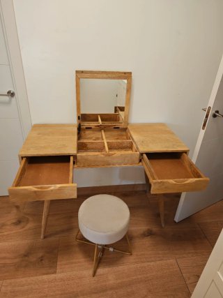 Tocador de madera con espejo y taburete