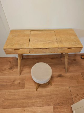 Tocador de madera con espejo y taburete
