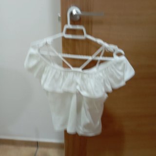 Camiseta blanca niña hombros descubiertos