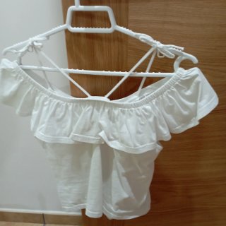 Camiseta blanca niña hombros descubiertos