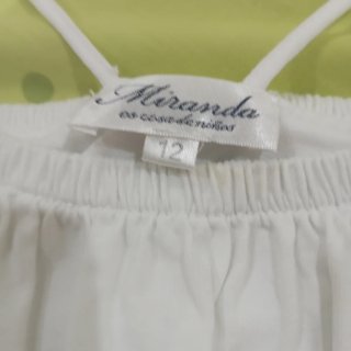 Camiseta blanca niña hombros descubiertos
