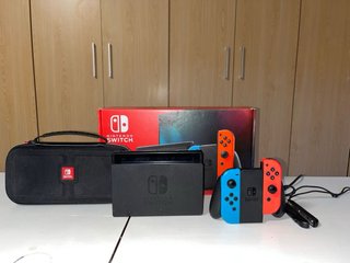 Nintendo Switch Azul y Rojo + Funda