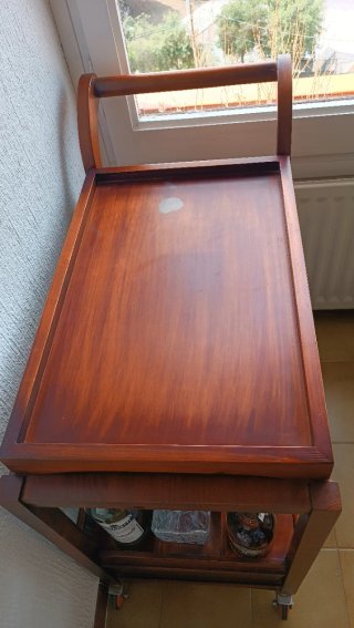 Silla de madera oscura estilo colonial.