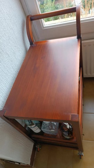 Silla de madera oscura estilo colonial.