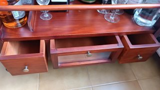 Silla de madera oscura estilo colonial.