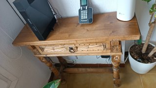 Silla de madera oscura estilo colonial.