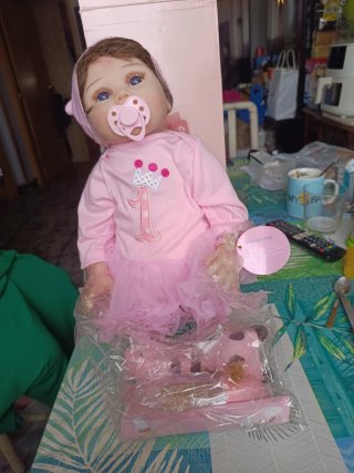 Muñeca Reborn con chupete y vestido rosa