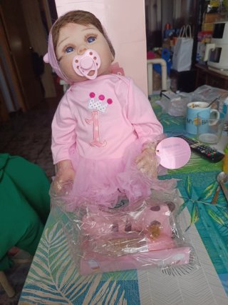 Muñeca Reborn con chupete y vestido rosa