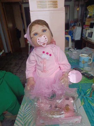 Muñeca Reborn con chupete y vestido rosa