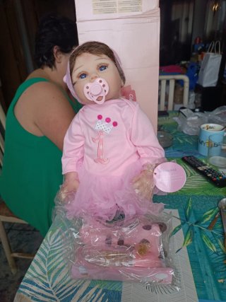 Muñeca Reborn con chupete y vestido rosa