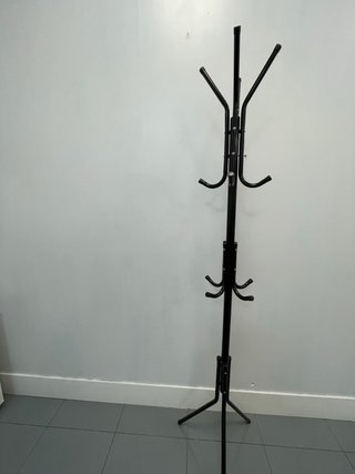 Perchero de pie negro, poco uso
