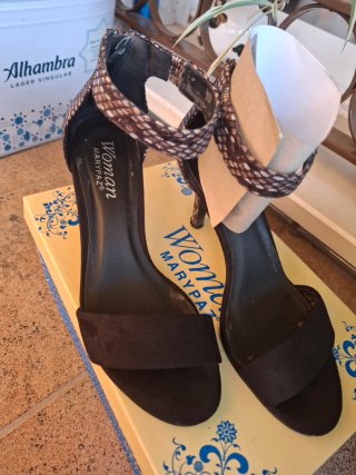 Sandalias de tacón Marypaz negras y marrones