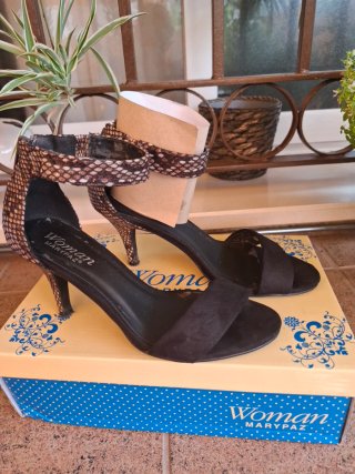 Sandalias de tacón Marypaz negras y marrones