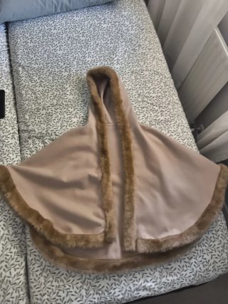 Capa con capucha y pelo sintético