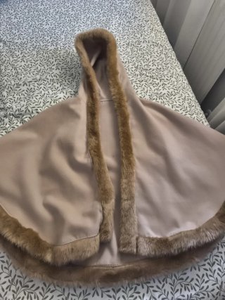 Capa con capucha y pelo sintético
